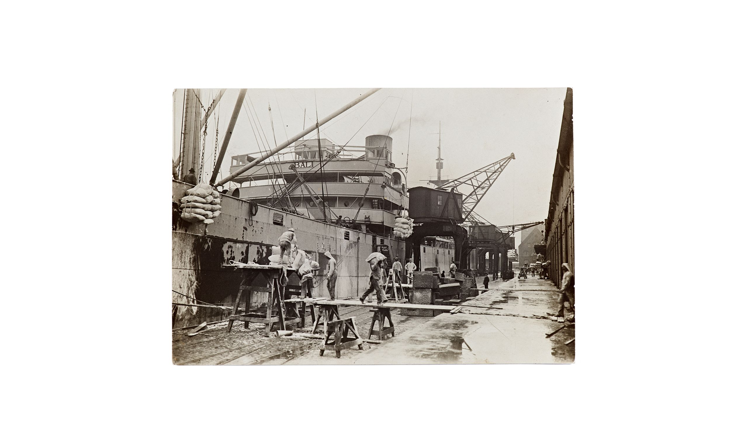 Photo of Unloading relief flour sacks from ships in Belgium. From the Commission for Relief in Belgium Records (1914-1930), at the Institution Archives 