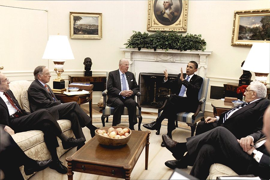 William Perry, Sam Nunn, George Shultz, President Barack Obama, and Henry Kissinger meet in the Oval Office to discuss nuclear weapons and nonproliferation, May 19, 2009. From the George Pratt Shultz Papers, Hoover Institution Archives.