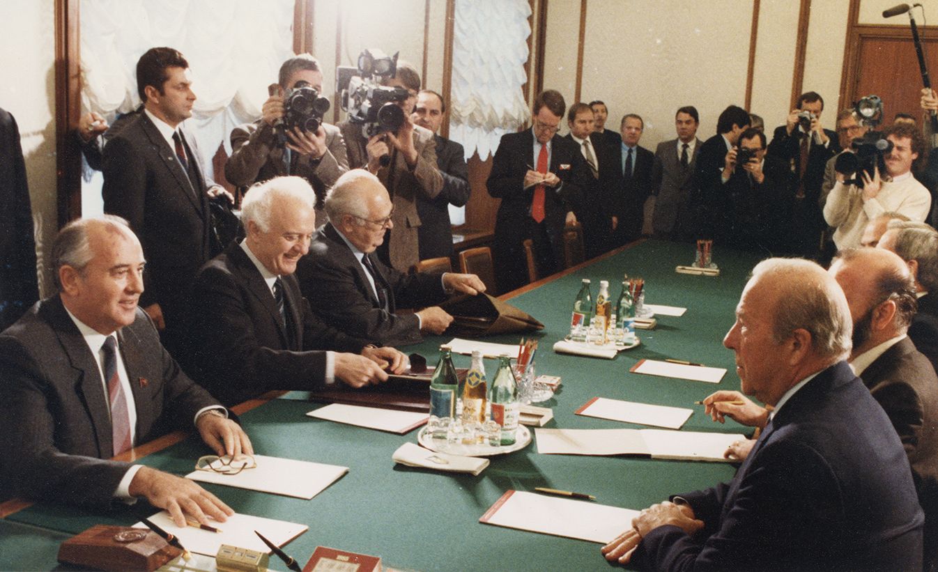 Color photograph of George Shultz in Moscow meeting with Soviet General Secretary Mikhail Gorbachev, Soviet Minister of Foreign Affairs Eduard Shevardnadze, and Soviet Ambassador to the United States Anatoly Dobrynin. November 4, 1985 From the George Pratt Shultz Papers, Hoover Institution Archives