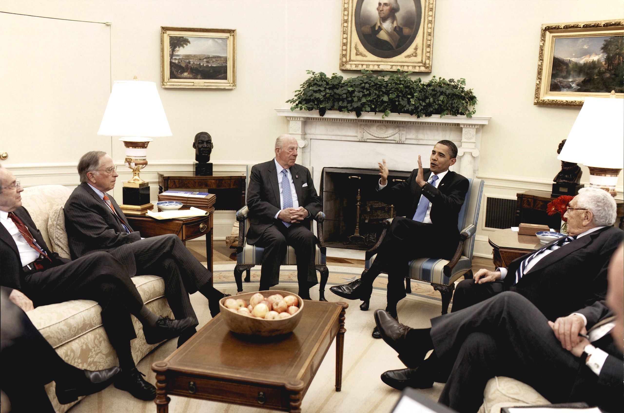 Color photograph of William Perry, Sam Nunn, George Shultz, President Barack Obama, and Henry Kissinger meet in the Oval Office to discuss nuclear weapons and nonproliferation. May 19, 2009 From the George Pratt Shultz Papers, Hoover Institution Archives