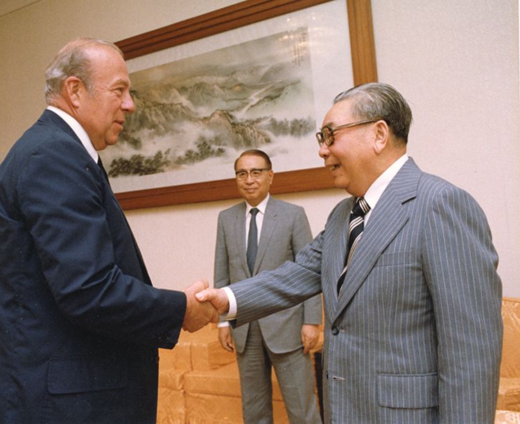 Color photograph of George Shultz meeting with Chiang Ching-kuo, President of the Republic of China, Taiwan. 1981 From the George Pratt Shultz Papers, Hoover Institution Archives