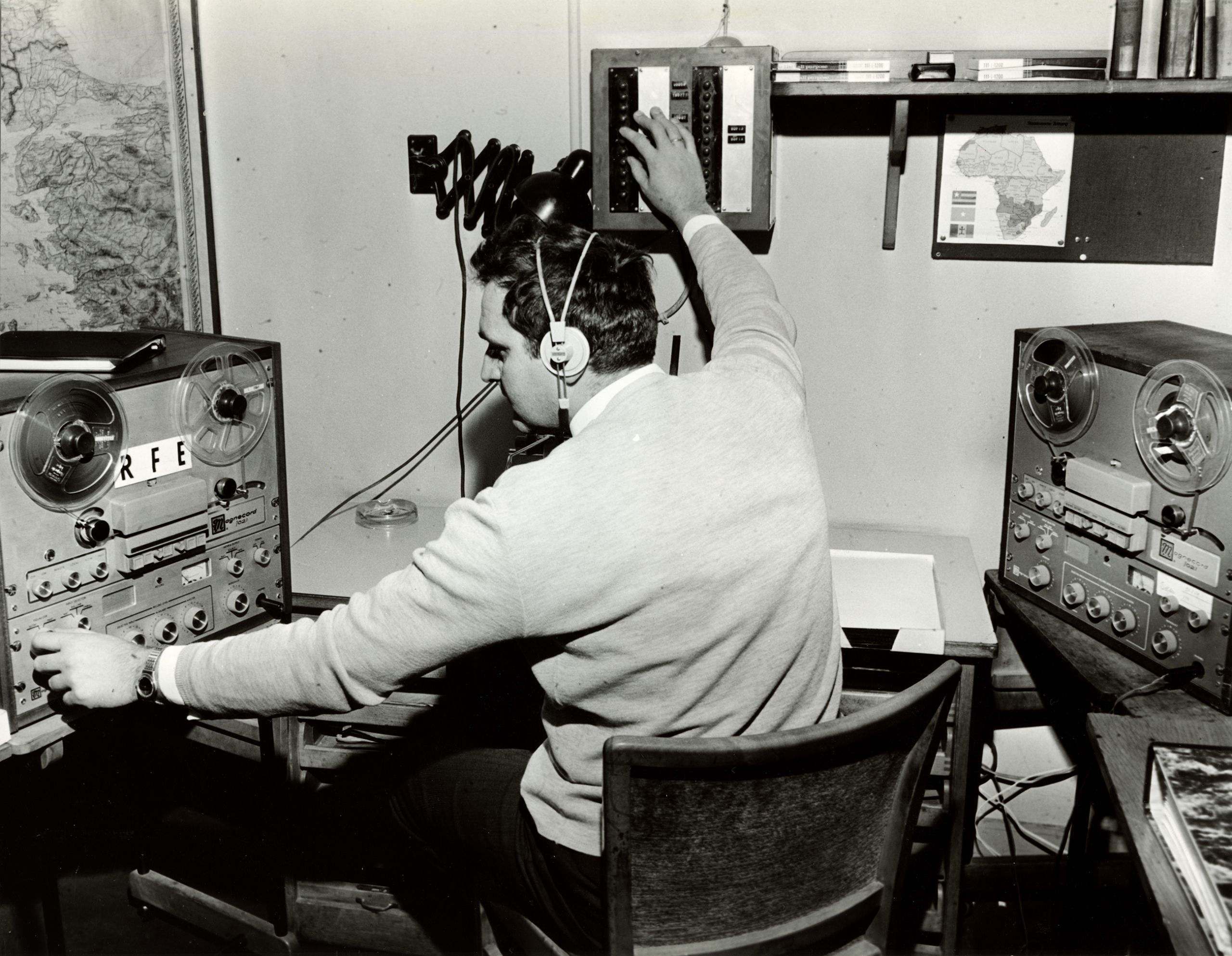 Photograph of the Radio Free Europe Research and Analysis Department at work, no date. From the Radio Free Europe/Radio Liberty Corporate Records, Hoover Institution Archives.